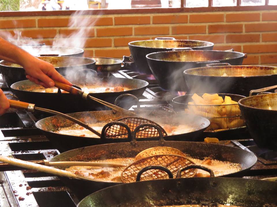Frango, polenta, vinho e pinhão: tradicionais festas acontecem em Curitiba
