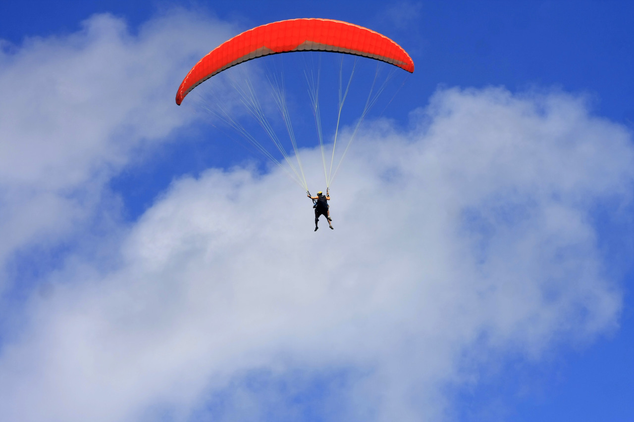 Diversão diferentona: desvendar mistérios, voar de parapente ou participar de uma batalha militar