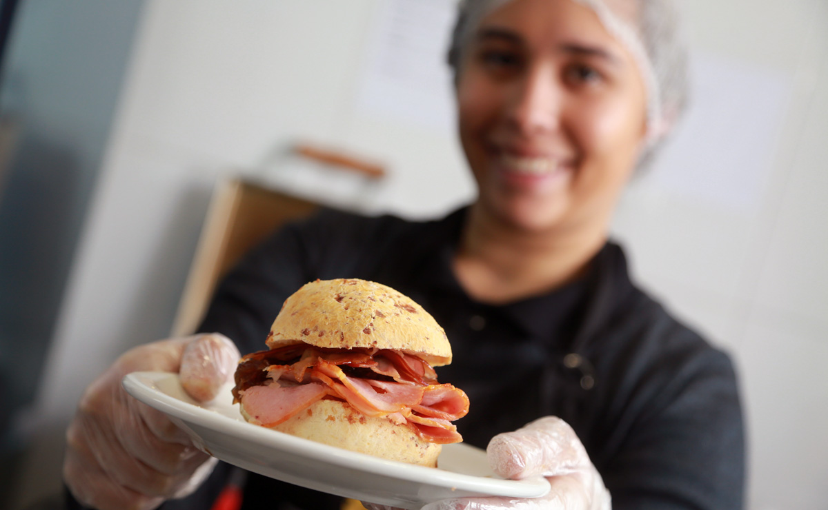 Com pão de queijo “patenteado”, empório de produtos mineiros abre no Boqueirão