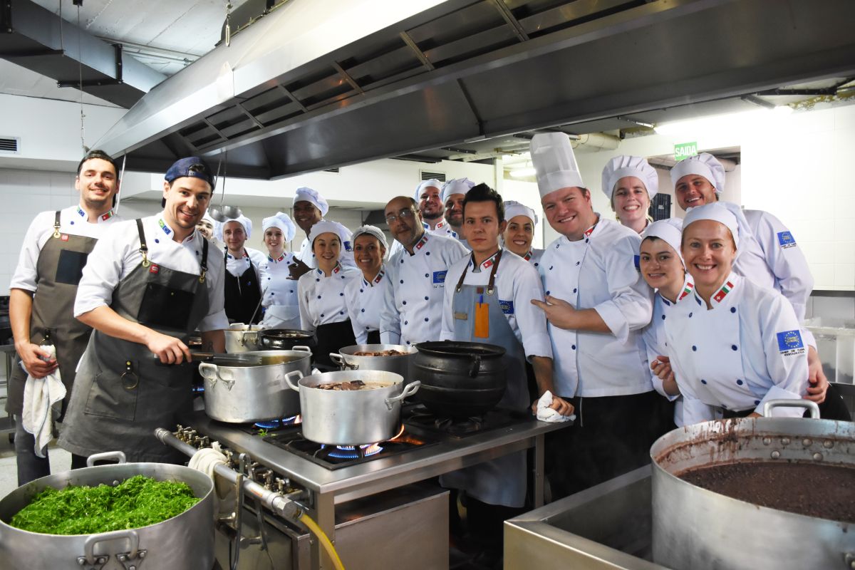 Pequeno Príncipe organiza feijoada beneficente com show de humor