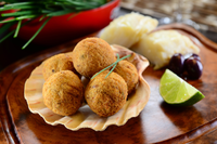Onde comer bolinho de bacalhau em Curitiba com desconto do Clube