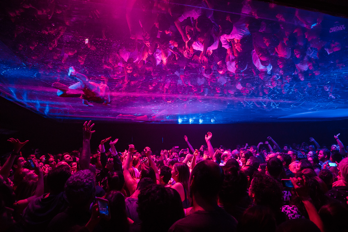 Grupo argentino Fuerza Bruta faz espetáculo que envolve o público em uma mistura de música, dança, acrobacia e efeitos especiais