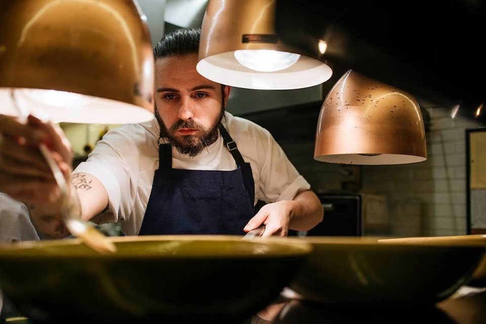 Ex-masterchef André Pionteke faz jantar especial em trem de luxo