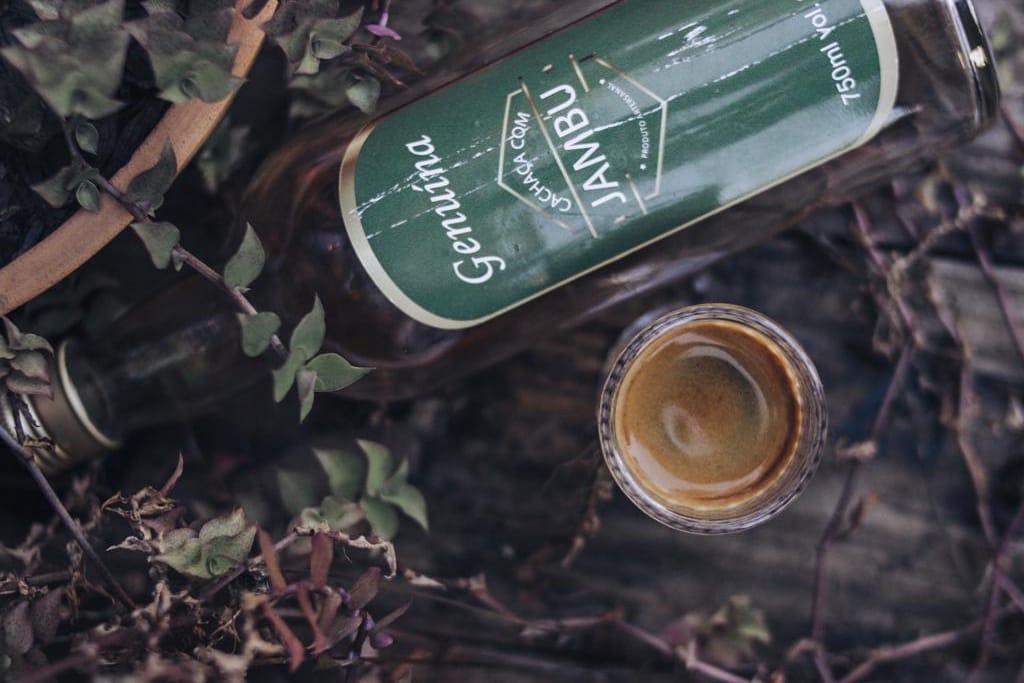 Cafeteria serve café com cachaça de jambu em Curitiba