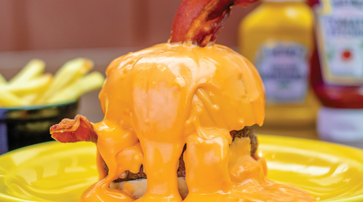 Restaurante em Curitiba tem hambúrguer com vulcão de cheddar