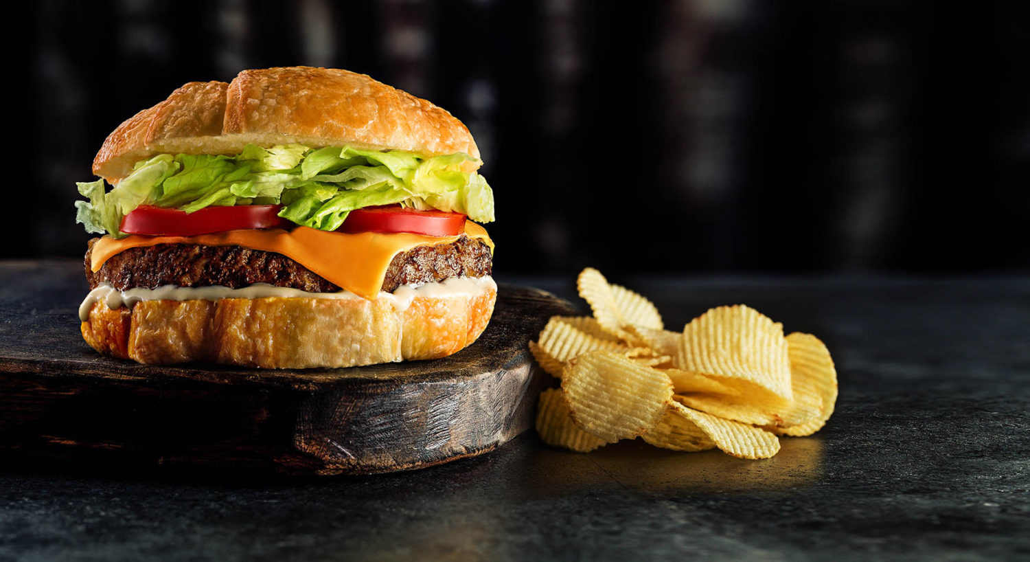 Conheça o Croaburger, sanduíche feito com hambúrguer e croissant