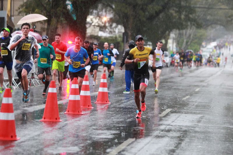 Ninguém é de açúcar! 5 mil pessoas participaram da maior corrida de rua de Curitiba na chuva