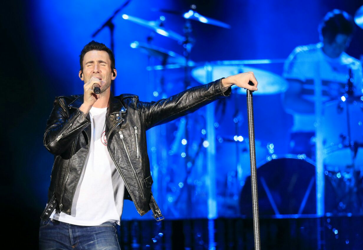 Maroon 5 faz 30 mil pessoas pularem no estádio Couto Pereira