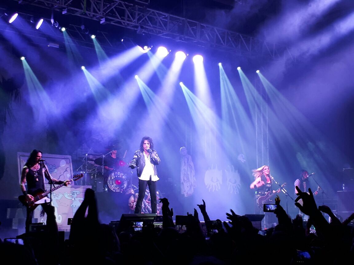 O “circo de horrores” de Alice Cooper é uma aula insana de rock em Curitiba