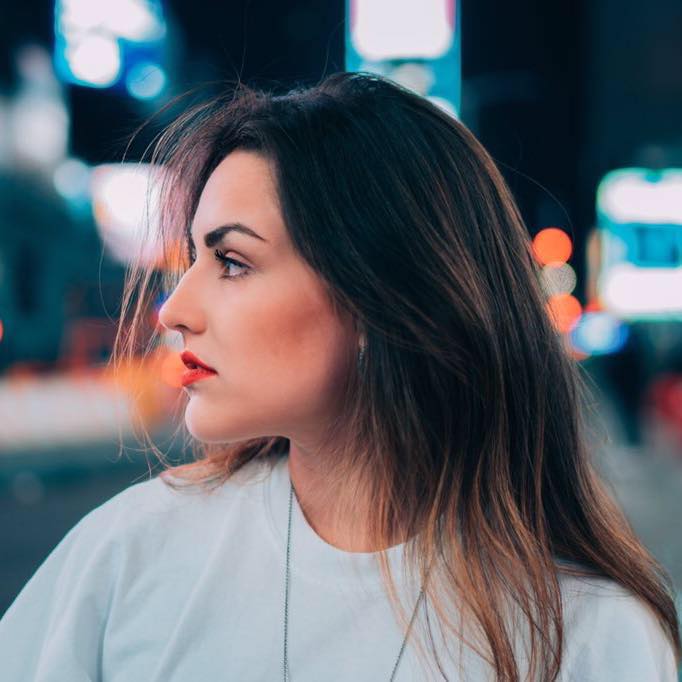Kéfera Buchmann lança livro nesta terça-feira (26) em Curitiba