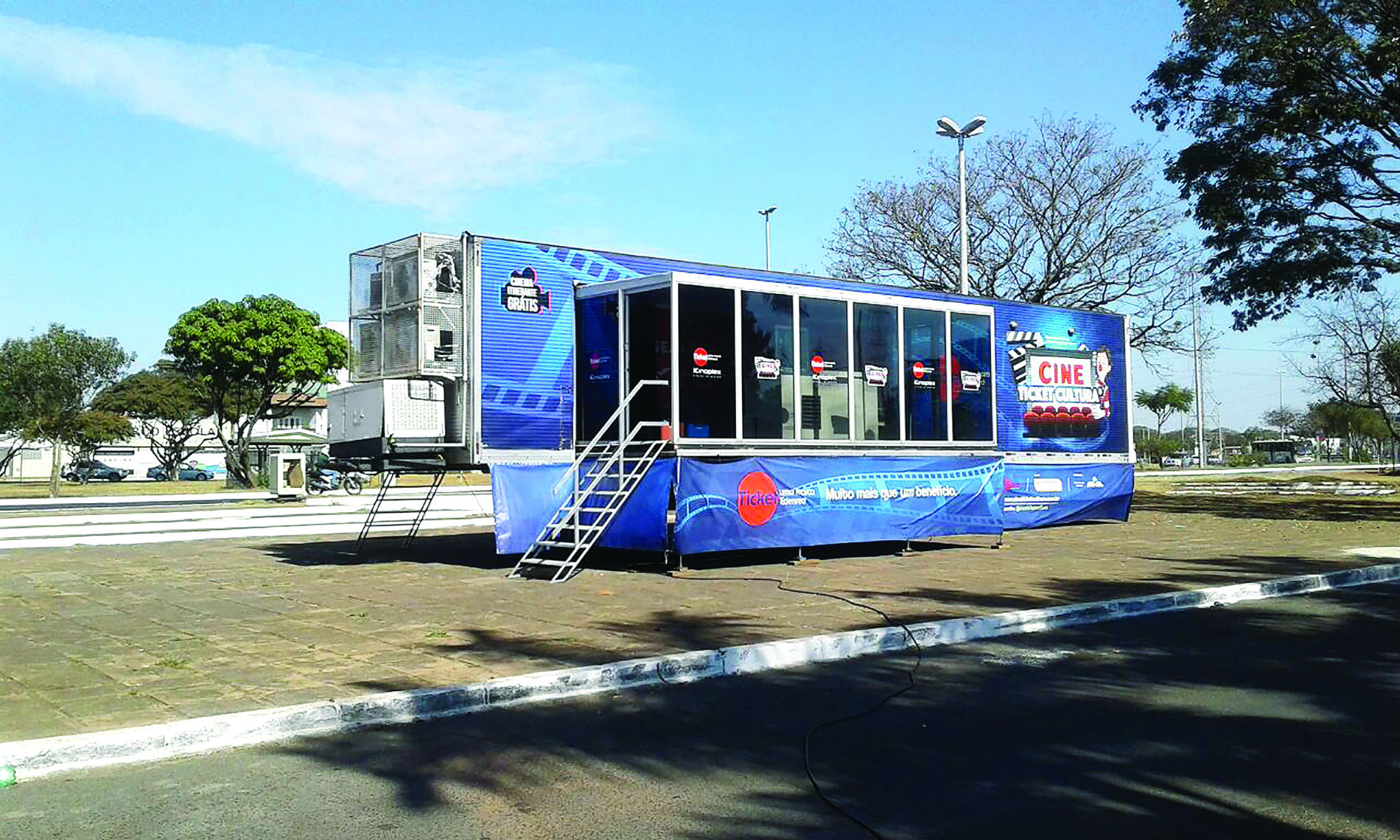Carreta equipada com tela de reprodução exibe filmes gratuitamente em Curitiba