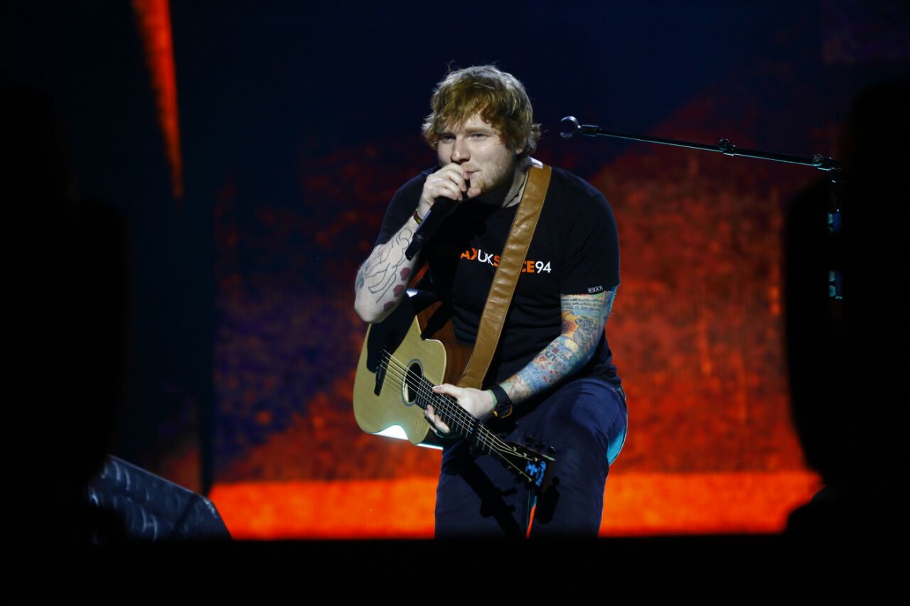 Em Curitiba, Ed Sheeran mudou o set list e incluiu música a pedido dos fãs