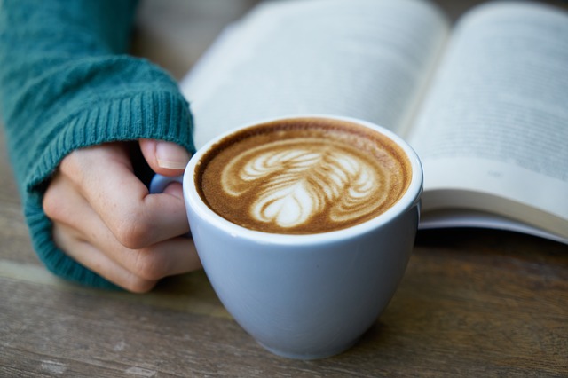 Sete livrarias com cafés para você aproveitar a leitura