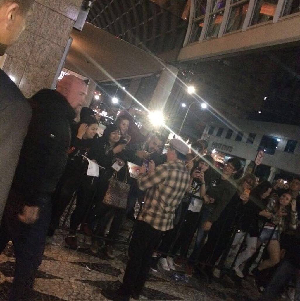 Green Day faz vídeo ao vivo pelas ruas de Curitiba e cumprimenta fãs; assista