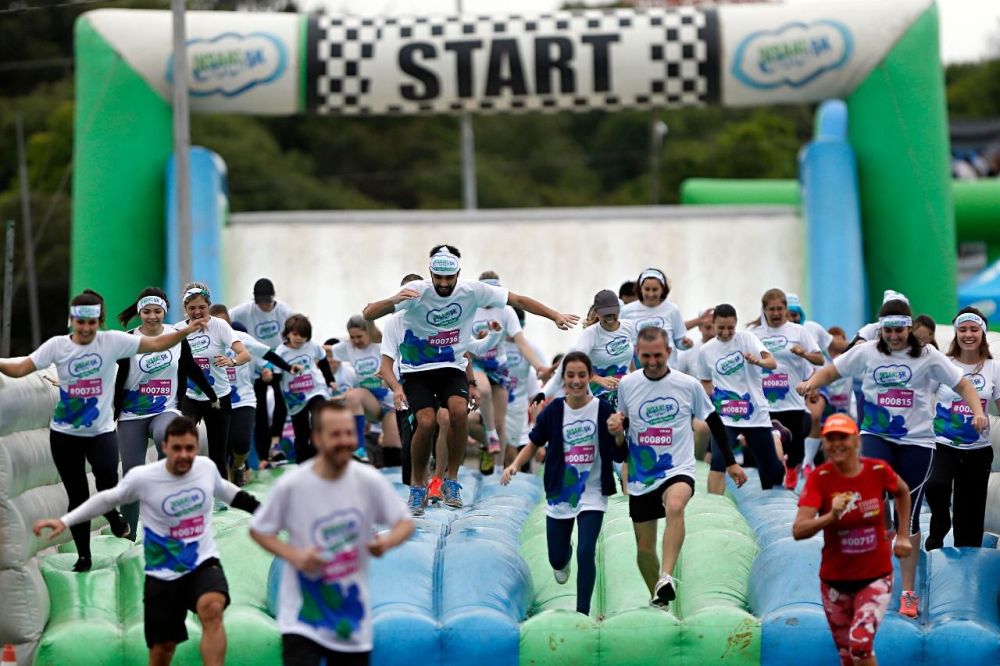 Corrida Insana tem frio, chuva, lama e muita animação