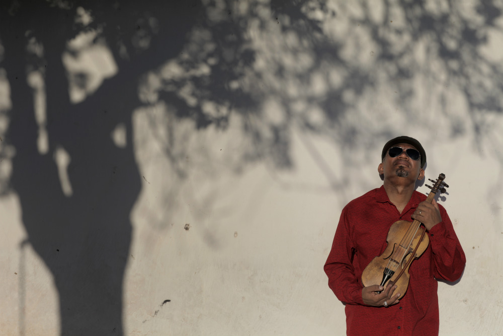 Mestre da rabeca, Maciel Salu faz show em Curitiba neste domingo (12)