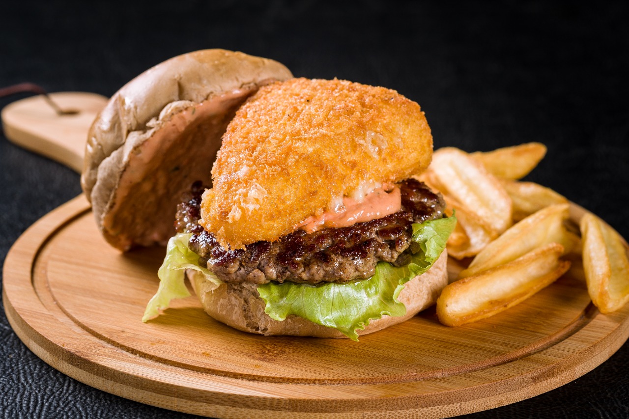 Chef ensina receita do smash burguer do HOG
