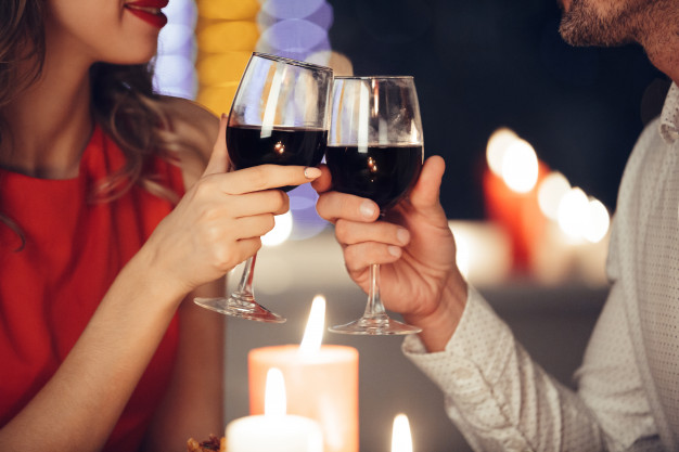Lugares para pedir o jantar de dia dos namorados com desconto do Clube