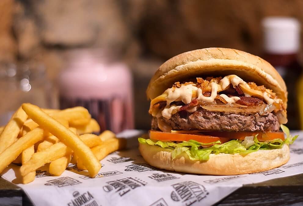 Fábrica Hamburgueria tem delivery com desconto do Clube