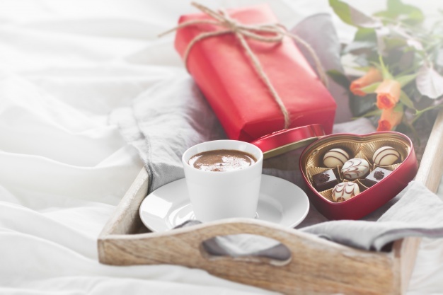 Kits e cestas de chocolate para declarar o amor em tempos de distanciamento