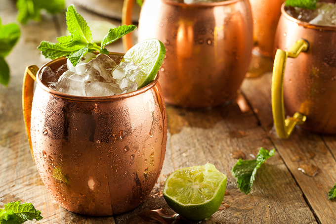 Aprenda a fazer um Moscow Mule com o DOM. Bar