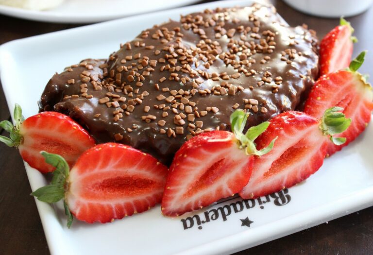 Conheça o famoso rocambole de chocolate da Brigaderia Visconde