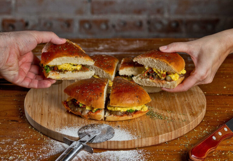 Pizza burger: restaurante em Curitiba une pizza e hambúrguer no mesmo prato
