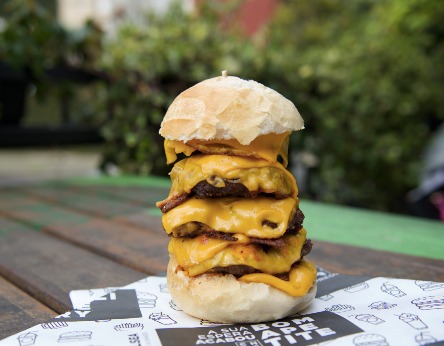 Com MUITA fome? Chelsea lança torre de hambúrguer