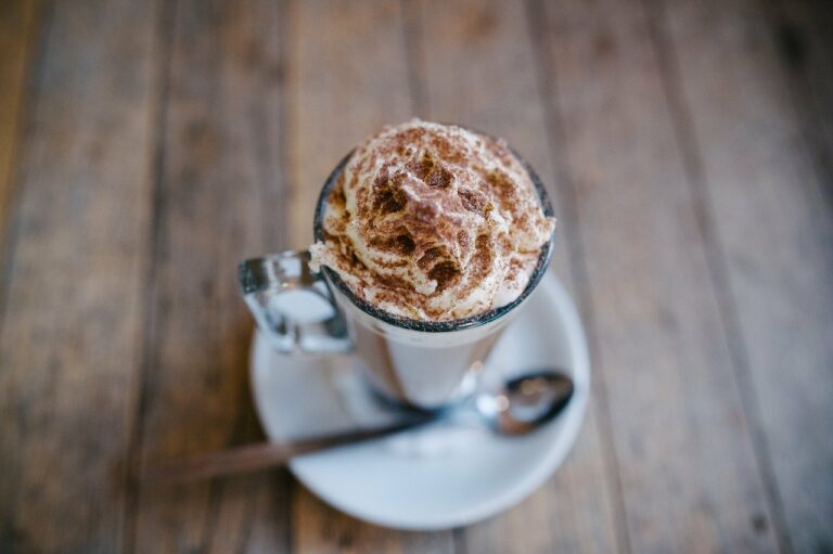 Friozinho? Aprenda a fazer o Hazel Hot Chocolate do Empório Muf’s Café