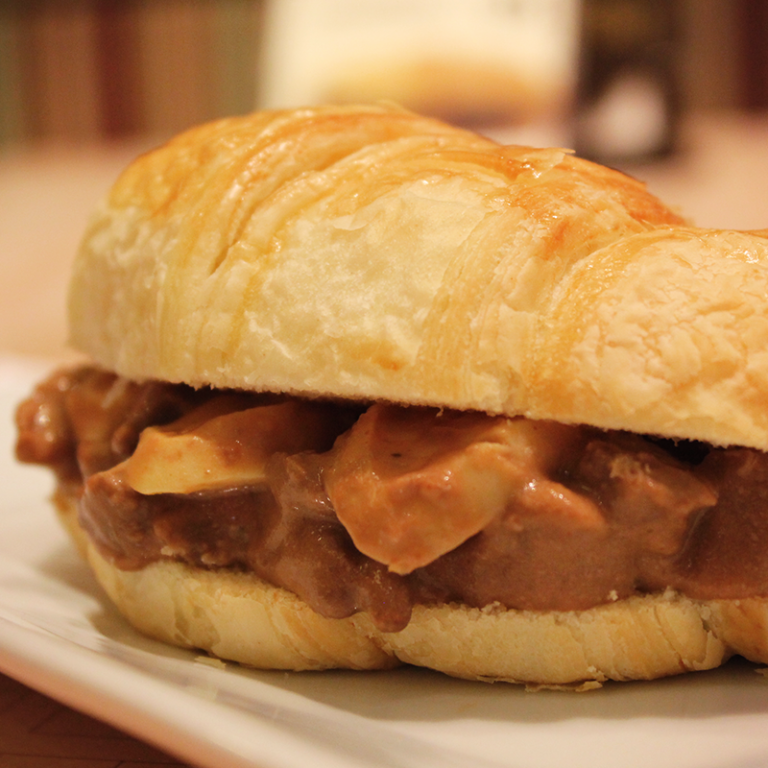 Fã de strogonoff? Conheça o croissant de strogonoff da Croasonho