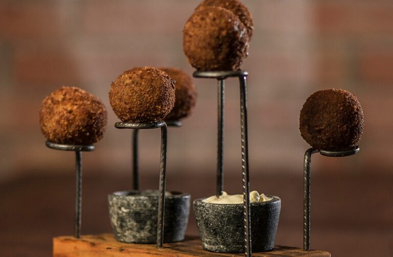 Conheça o Golden Ball: bolinho de costela empanado com queijo brie