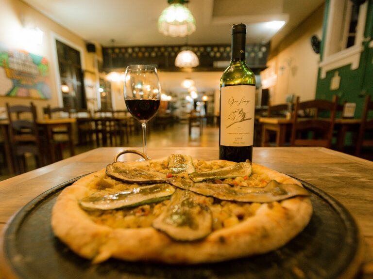 Economize R$ 35 no combo pizza com vinho no restaurante O Jardineiro