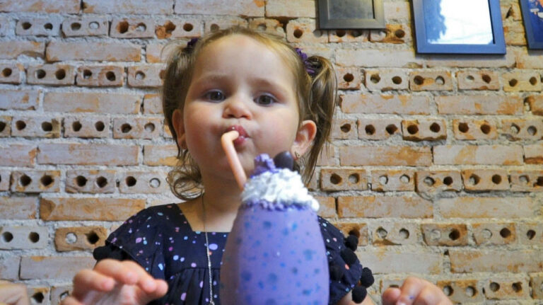 Chelsea lança milk shake em ovo de dinossauro no mês das crianças