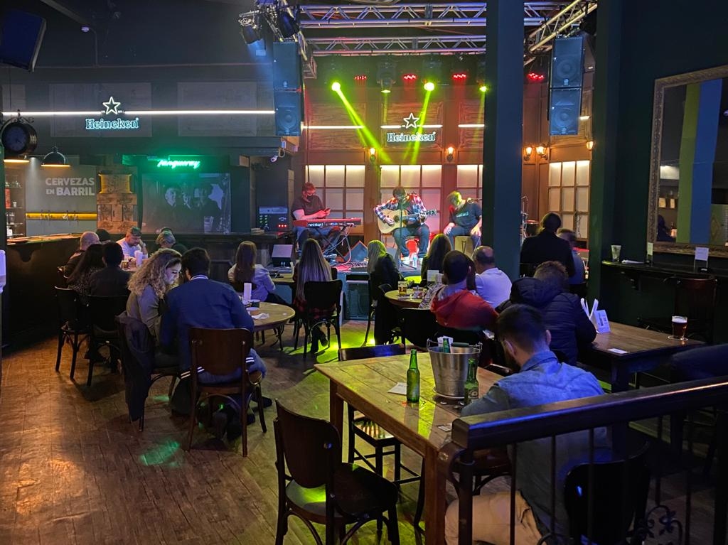 Sheridan’s se reinventa com novos ambientes e valor da entrada é revertido para as bandas