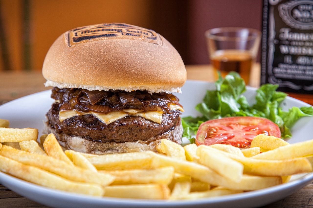 Conheça o hambúrguer de Jack Daniel's do Mustang Sally