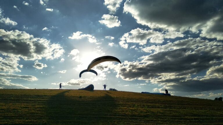 Aventura: conheça a Xfly Paragliders e aprenda algo novo com desconto do Clube