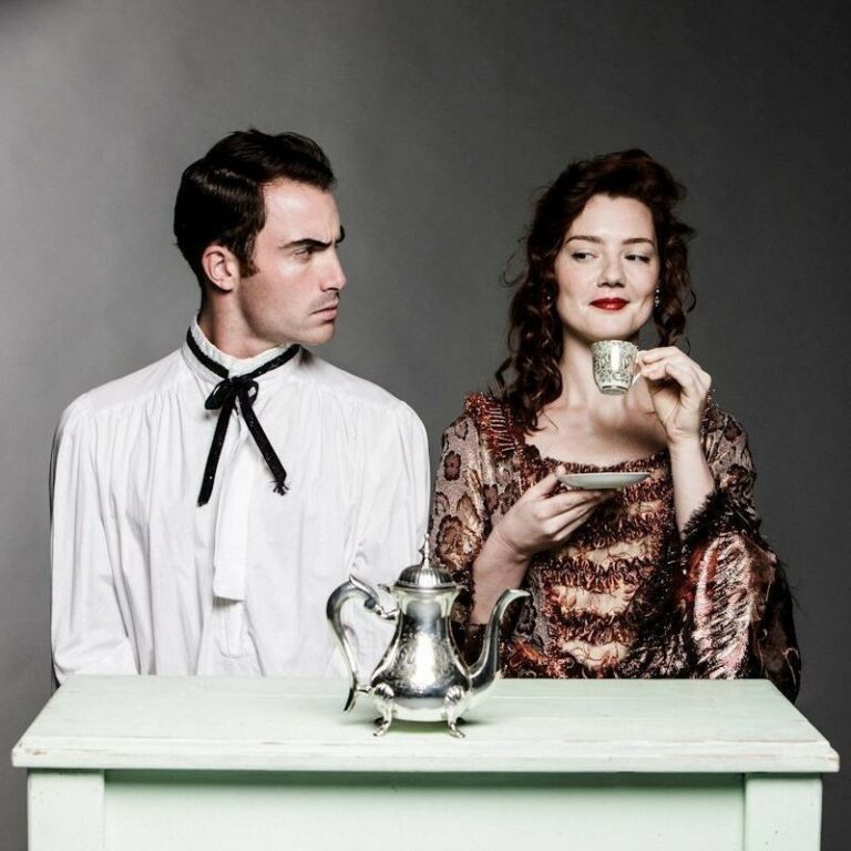 homem e mulher em cartaz da ópera Cantata do Café, de Bach