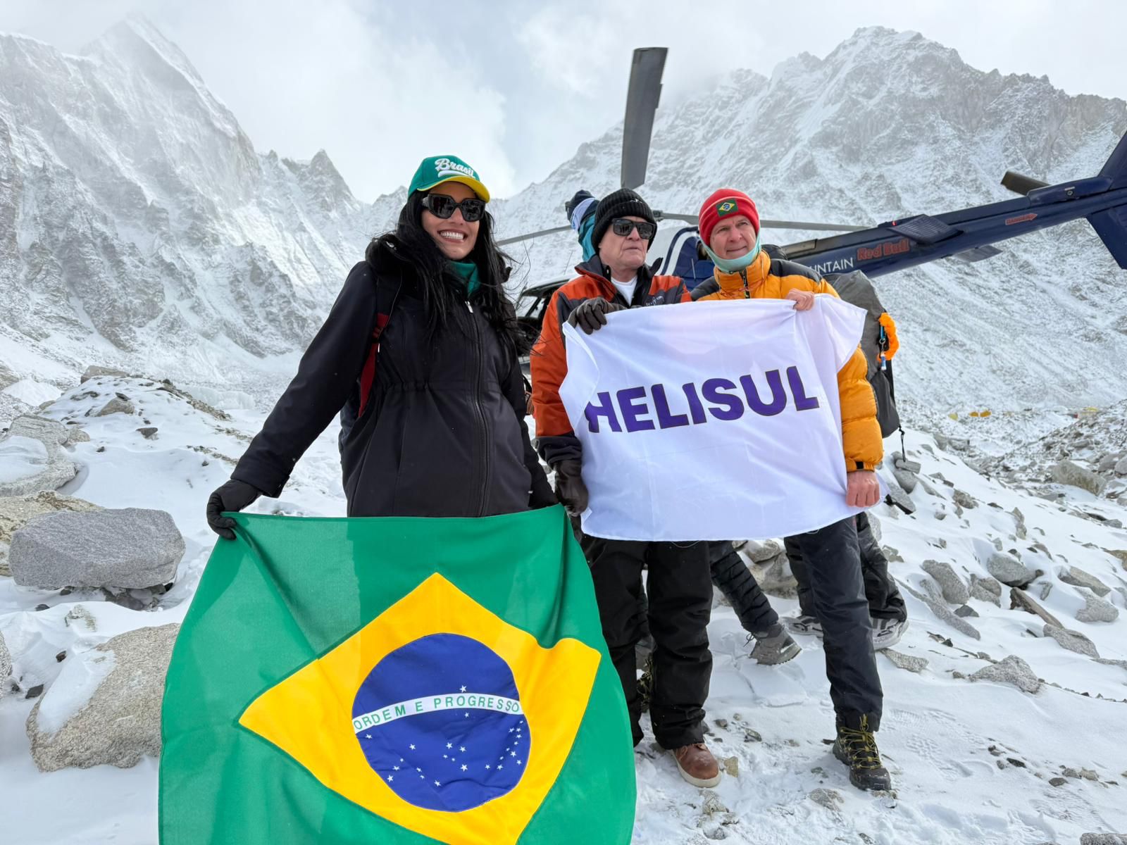 🌍 No topo do mundo, uma bandeira pela natureza: Waldemar Niclevicz leva ao Everest o símbolo da restauração ecológica com apoio da Helisul